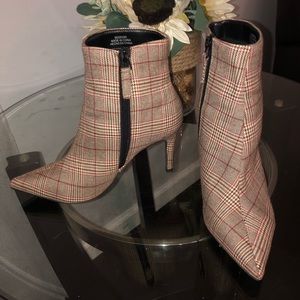 New❗️❗️❗️❗️🍁🍂NEW Forever 21 Cut-Out Booties🍂🍁